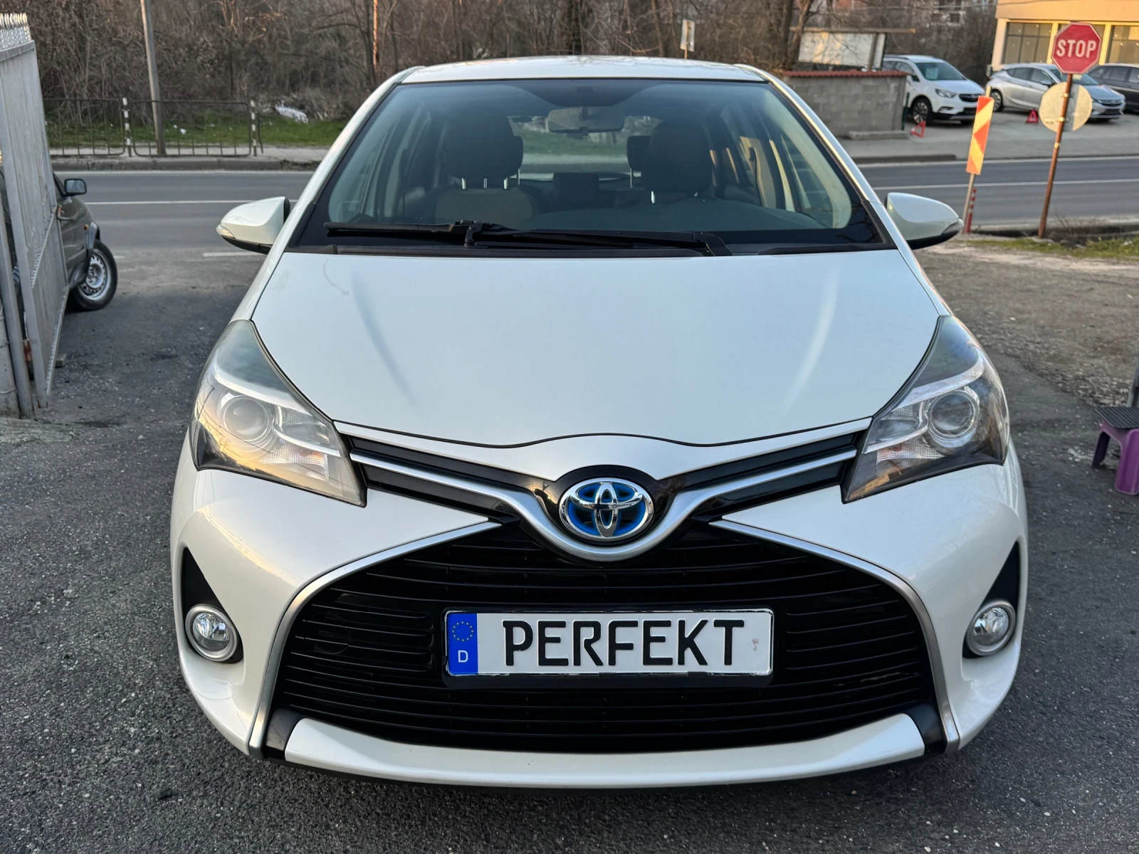 Toyota Yaris 1.5Hybrid, снимка 2 - Автомобили и джипове - 53841869