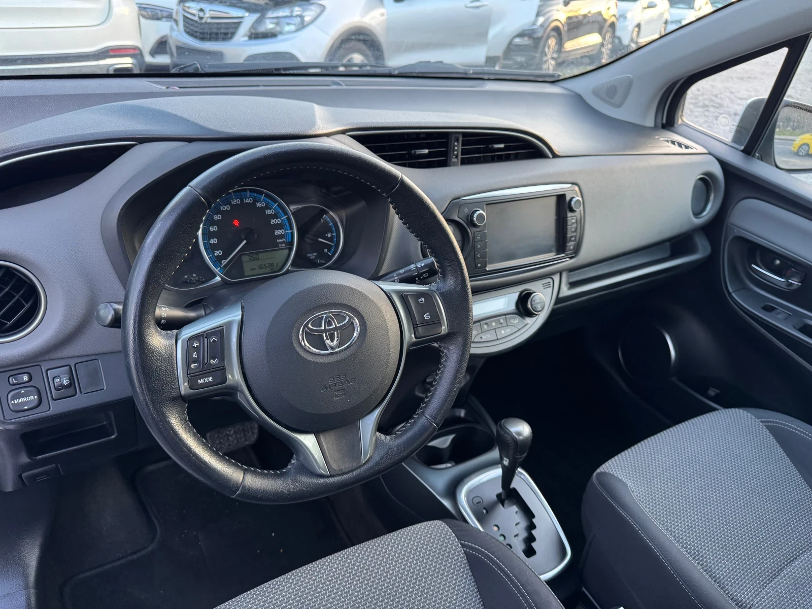 Toyota Yaris 1.5Hybrid, снимка 8 - Автомобили и джипове - 53841869