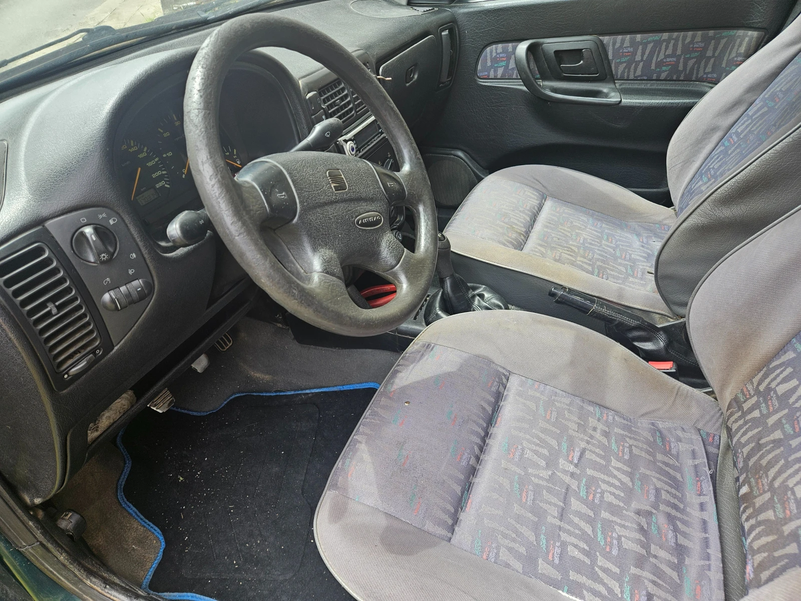 Seat Cordoba 1.9TDI+ КЛИМАТИК+ ЕЛ СТАКЛА+ ПЪЛЕН РЕЗЕРВОАР С НАФ, снимка 8 - Автомобили и джипове - 54681943