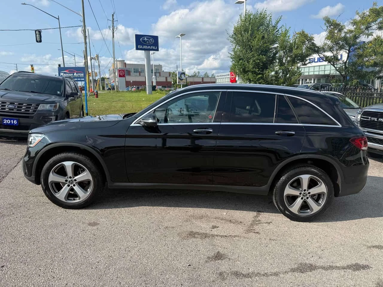 Mercedes-Benz GLC 300 4MATIC | CARFAX | АВТОКРЕДИТ БЕЗ ПЪРВОНАЧАЛНА, снимка 3 - Автомобили и джипове - 55567978