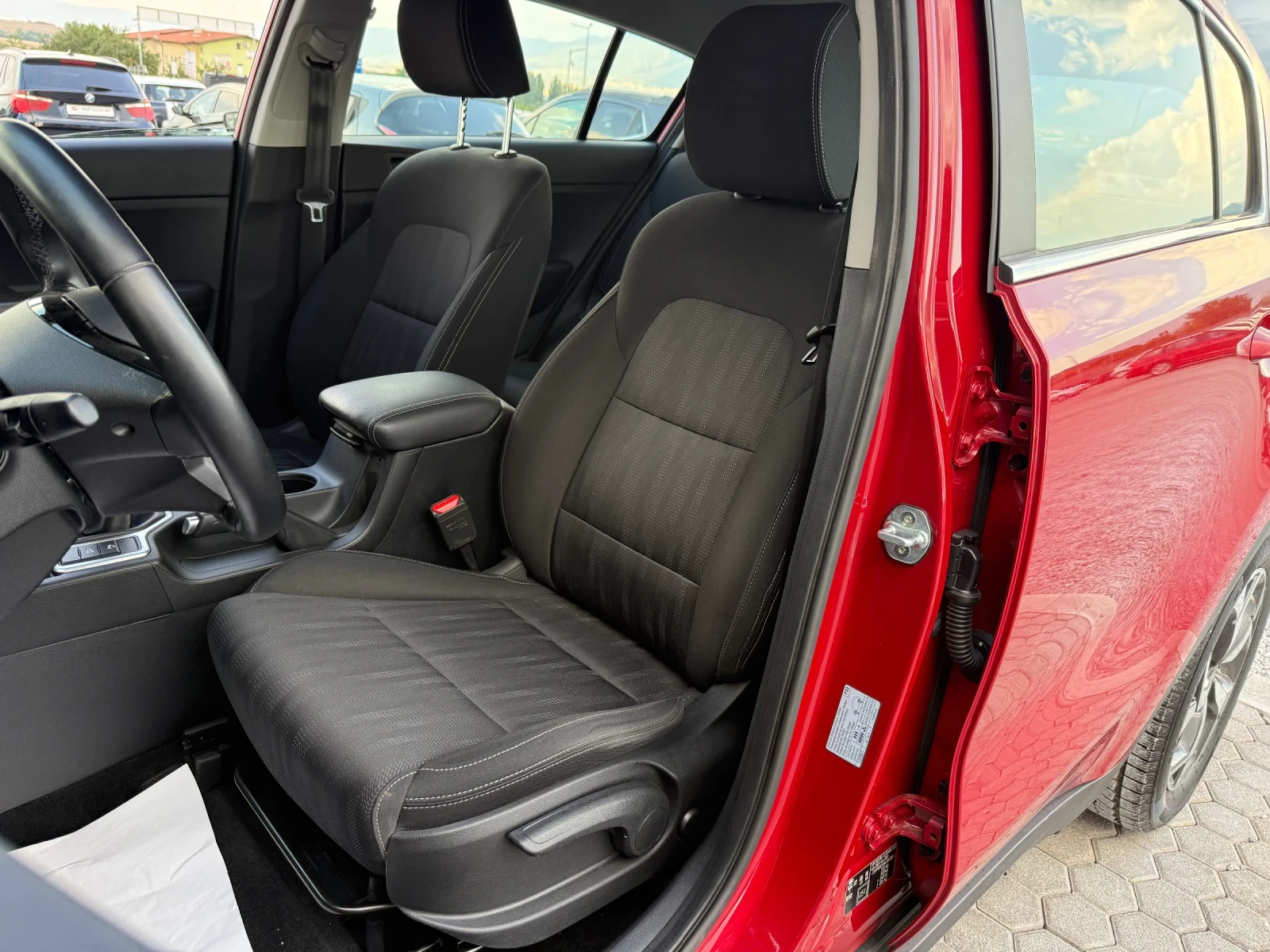 Kia Sportage 1.6 CRDI. ОРИГИНАЛНИ КИЛОМЕТРИ. ПЕРФЕКТЕН!, снимка 9 - Автомобили и джипове - 56023435