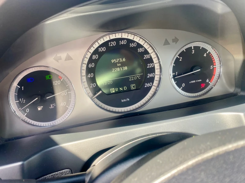 Mercedes-Benz C 220 Уникат, снимка 8 - Автомобили и джипове - 49964303