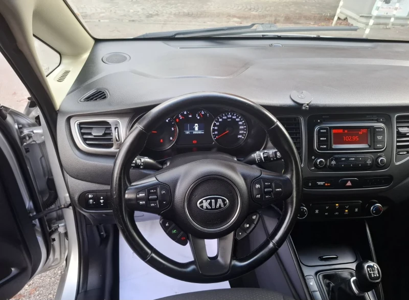 Kia Carens 1.7 7 места, снимка 12 - Автомобили и джипове - 52490640