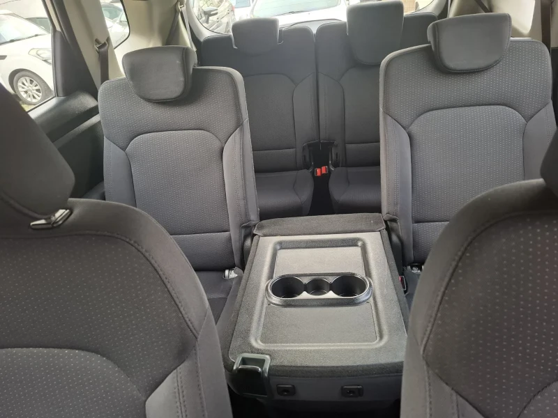 Kia Carens 1.7 7 места, снимка 9 - Автомобили и джипове - 52490640