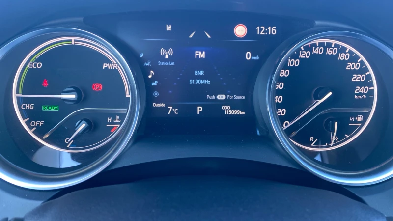 Toyota Camry 2.5 HEV Executive, снимка 17 - Автомобили и джипове - 52526088