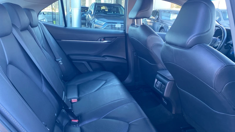 Toyota Camry 2.5 HEV Executive, снимка 11 - Автомобили и джипове - 52526088