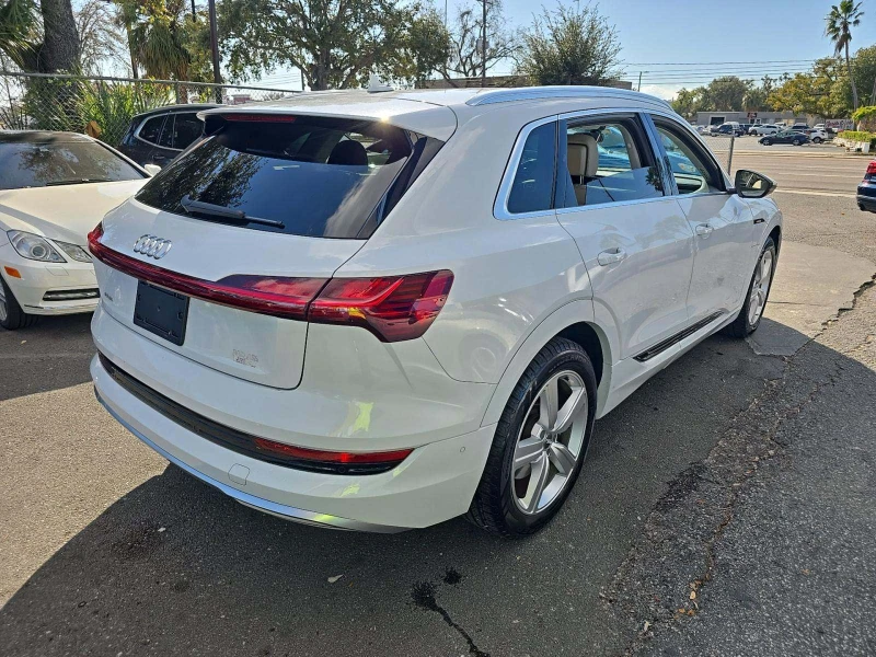Audi E-Tron Premium Plus, снимка 3 - Автомобили и джипове - 53211574