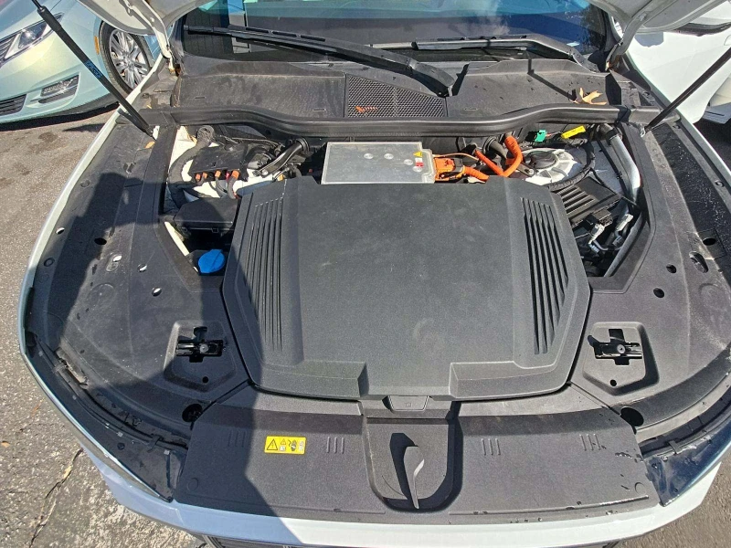 Audi E-Tron Premium Plus, снимка 16 - Автомобили и джипове - 53211574