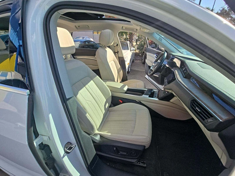 Audi E-Tron Premium Plus, снимка 8 - Автомобили и джипове - 53211574