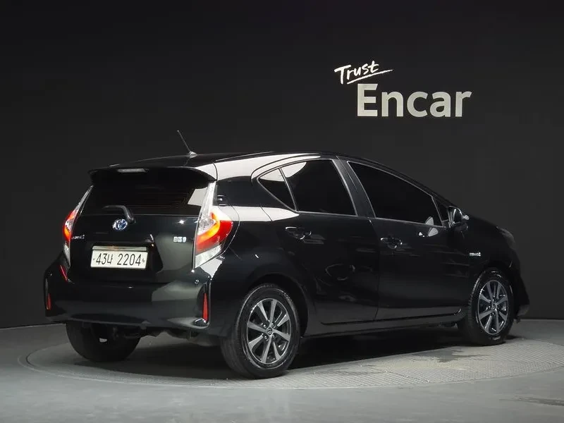 Toyota Prius C 1.5 Хибрид, снимка 2 - Автомобили и джипове - 55643662