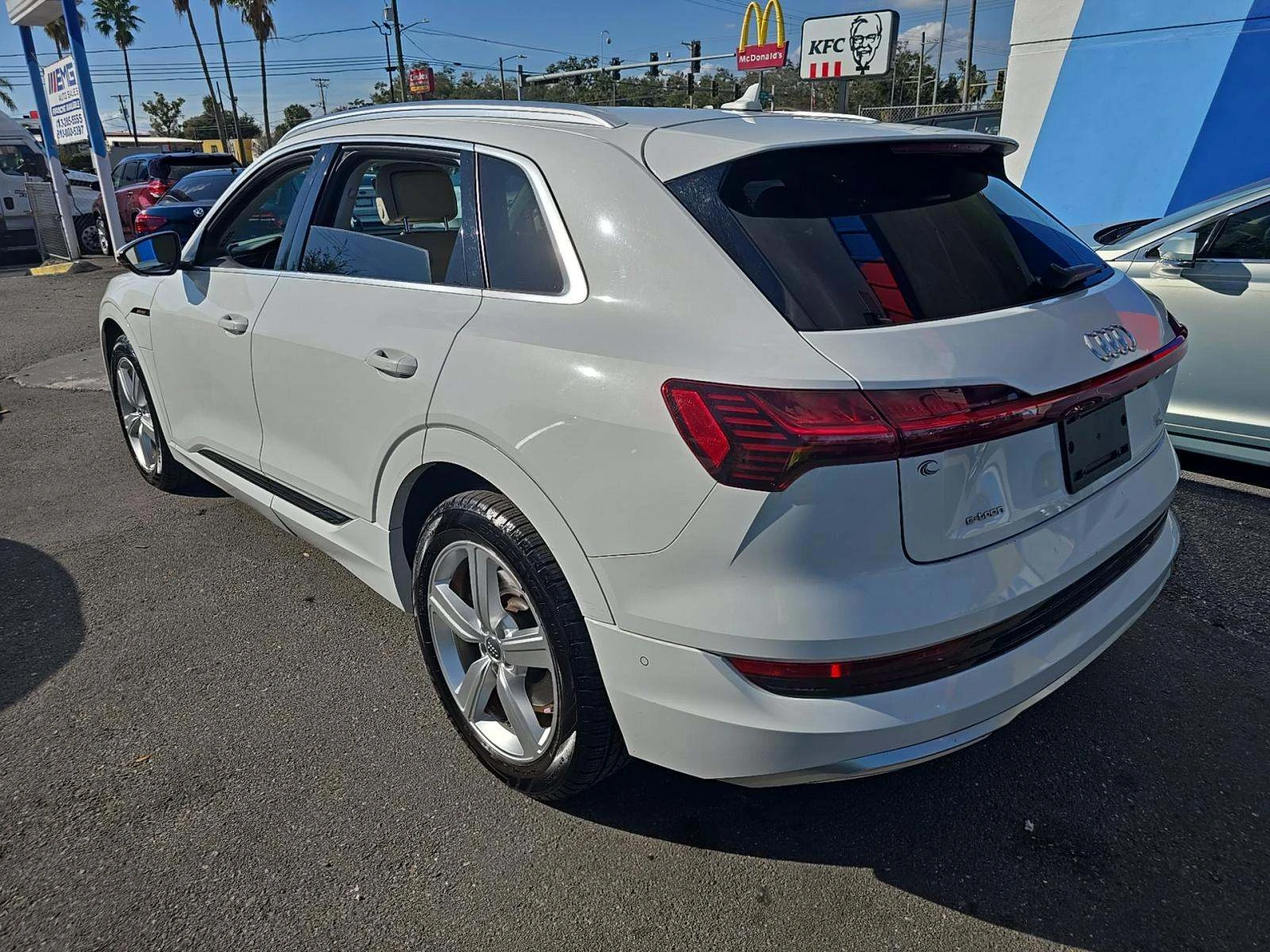 Audi E-Tron Premium Plus - изображение 4