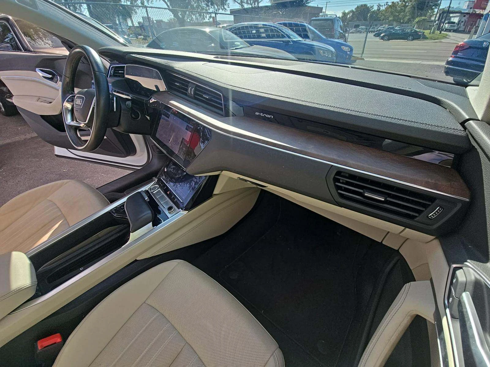 Audi E-Tron Premium Plus - изображение 9