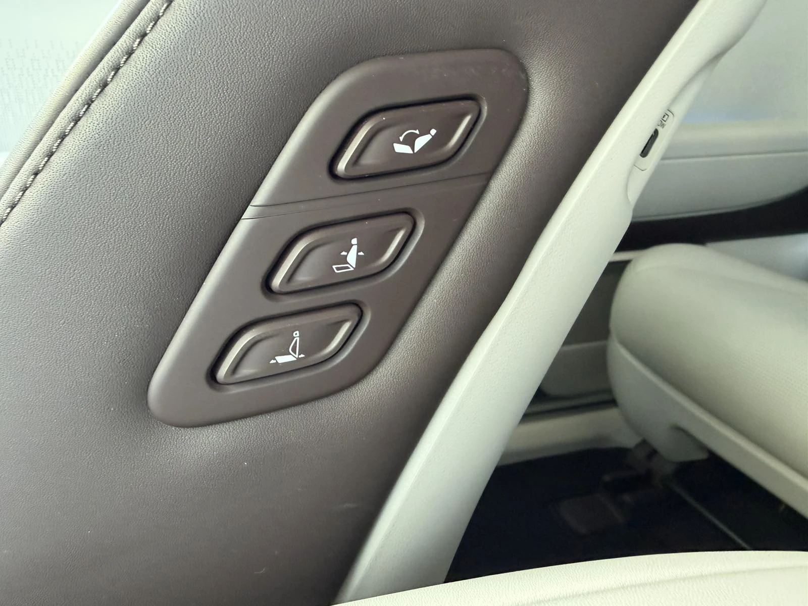 Hyundai IONIQ 9  Calligraphy Performance Sunroof EV, снимка 16 - Автомобили и джипове - 54879124
