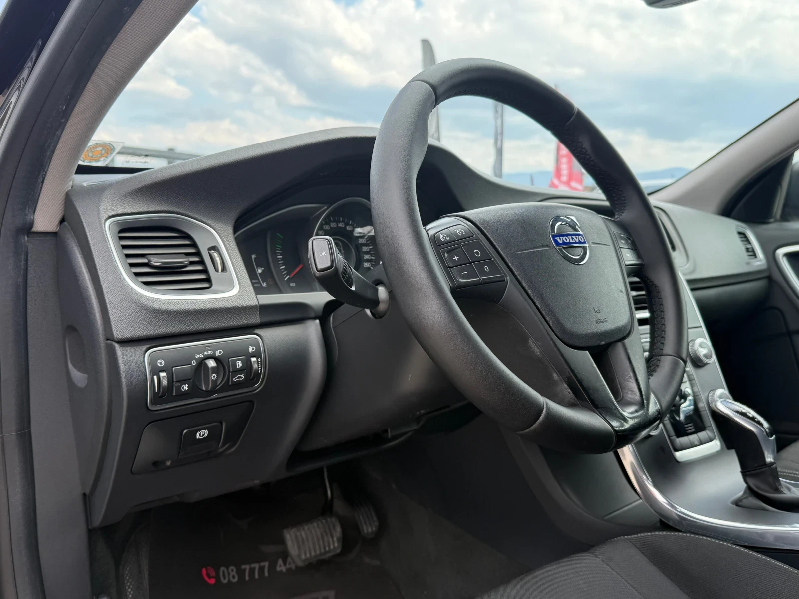 Volvo V60 1.6D* 2016г* АВТОМАТИК* 154.000КМ* СЕРВИЗНА* , снимка 8 - Автомобили и джипове - 55382218