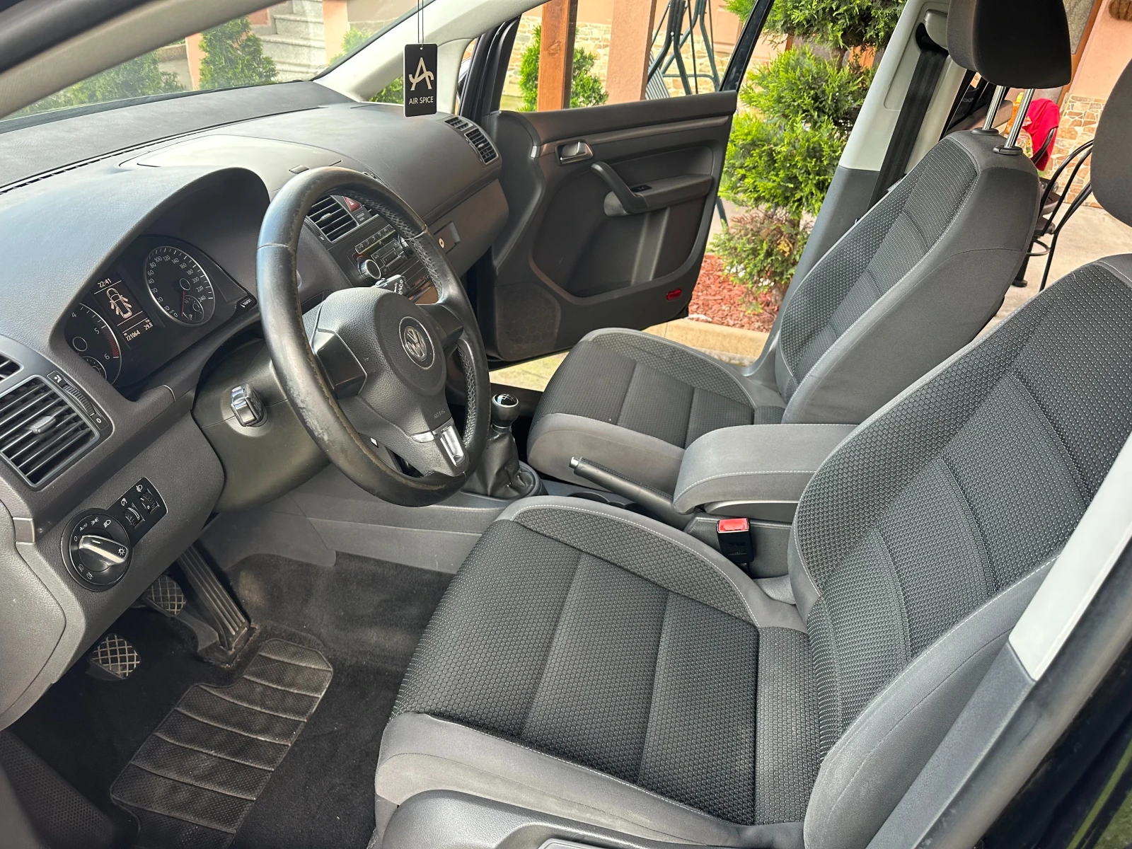 VW Tiguan 1.6 TDI, снимка 4 - Автомобили и джипове - 56410572