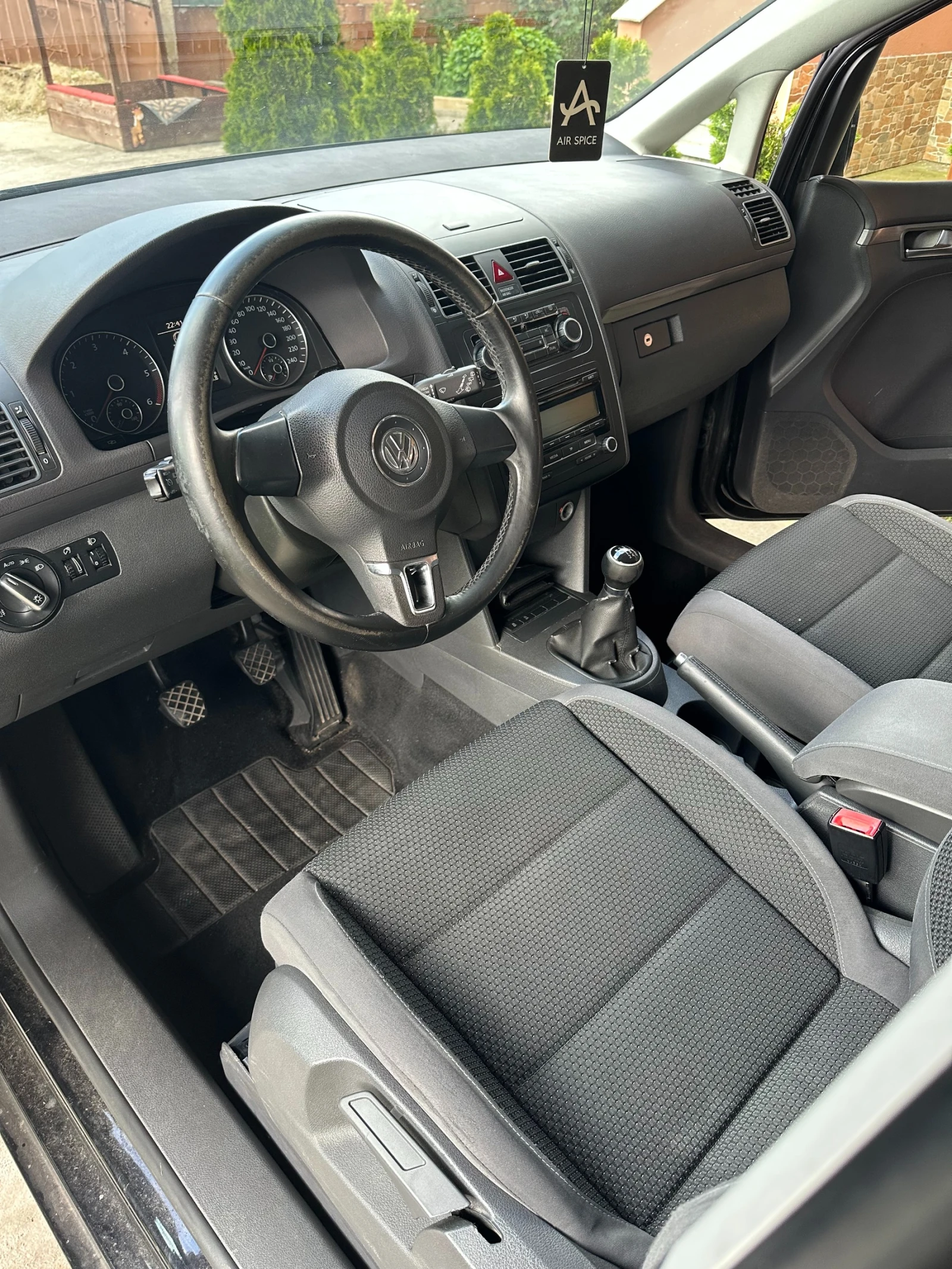 VW Tiguan 1.6 TDI, снимка 5 - Автомобили и джипове - 56410572