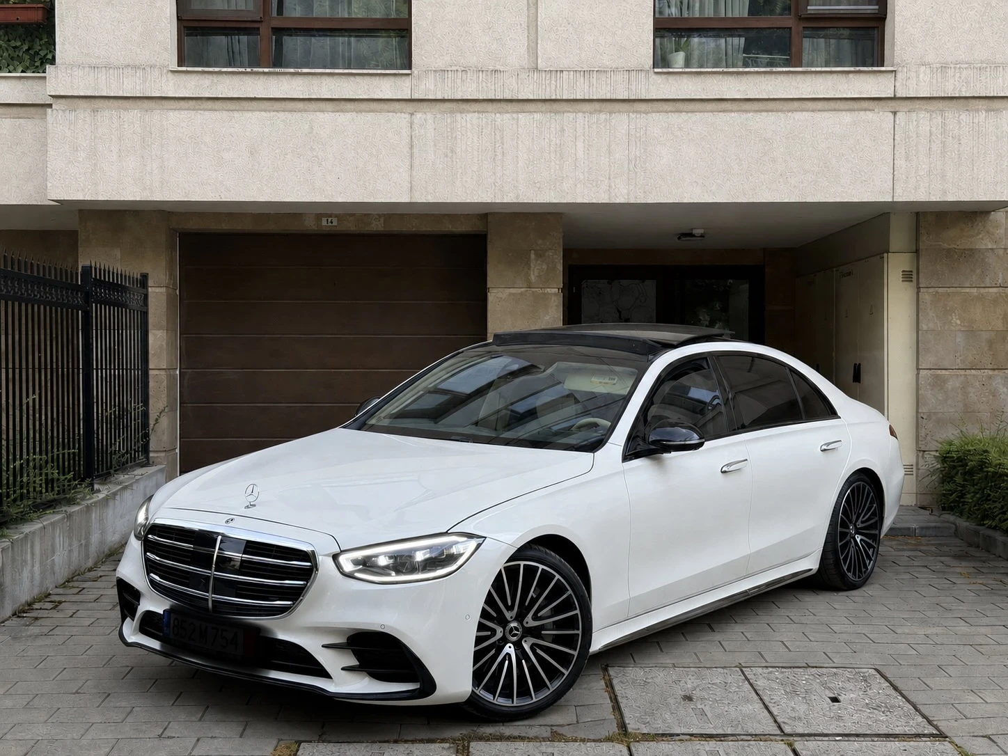 Mercedes-Benz S 580 S580 Long 4MATIC AMG Line | 2023 г. | 22 000 км | , снимка 2 - Автомобили и джипове - 54887399