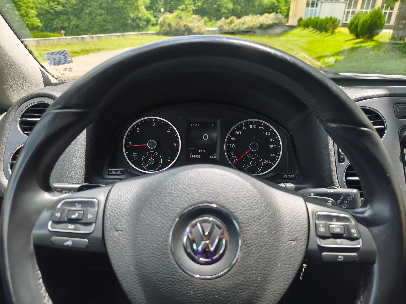 VW Tiguan 2.0TDI 4x4 ITALIA, снимка 16 - Автомобили и джипове - 56159063
