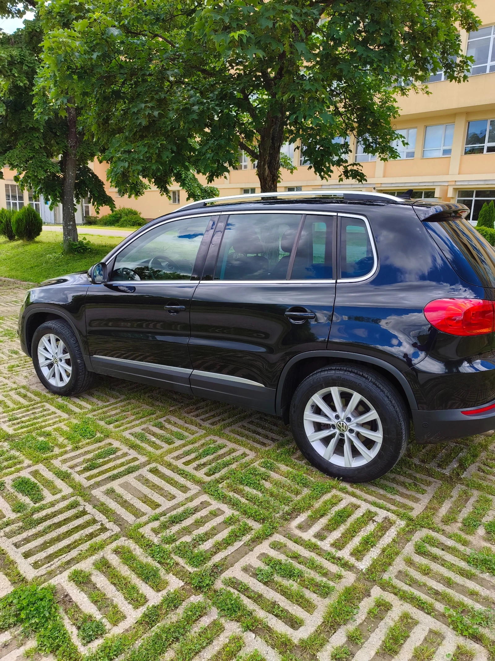 VW Tiguan 2.0TDI 4x4 ITALIA, снимка 14 - Автомобили и джипове - 56159063