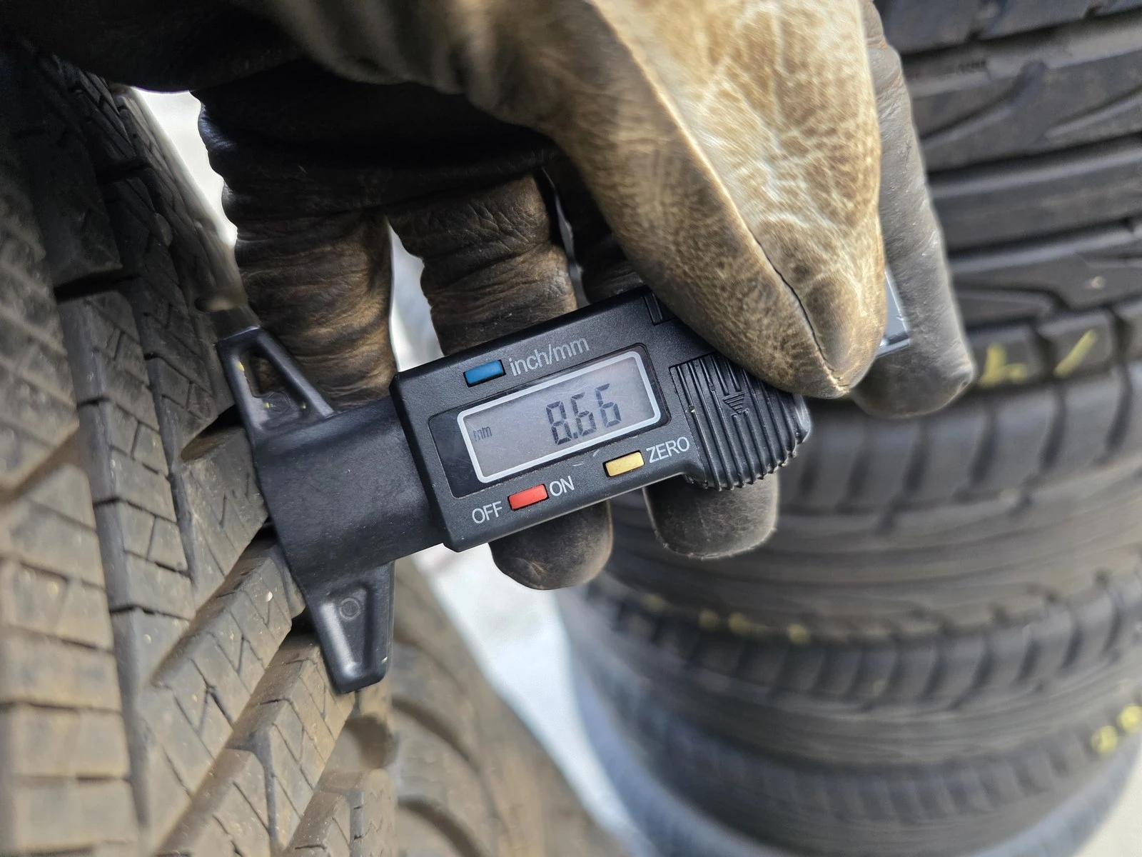 Гуми Зимни 215/50R17, снимка 7 - Гуми и джанти - 56723734