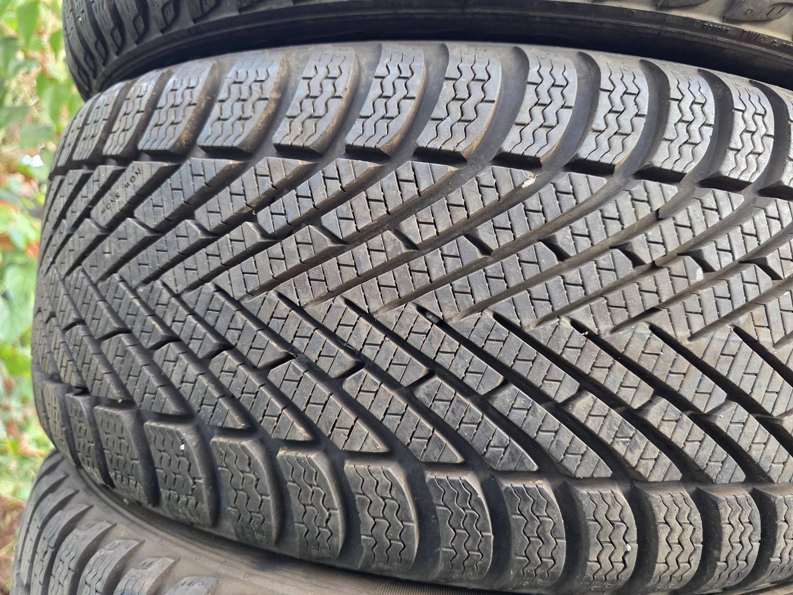 Гуми Зимни 215/50R17, снимка 2 - Гуми и джанти - 56723734