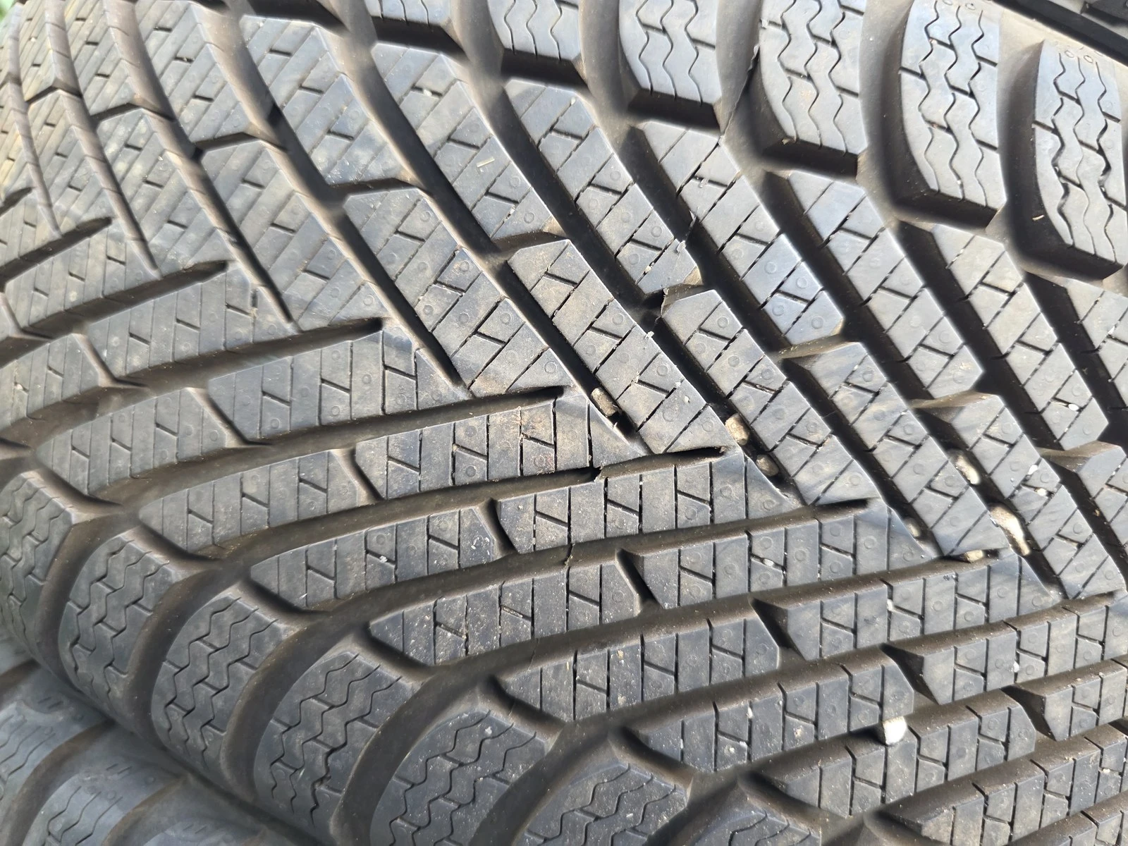 Гуми Зимни 215/50R17, снимка 5 - Гуми и джанти - 56723734