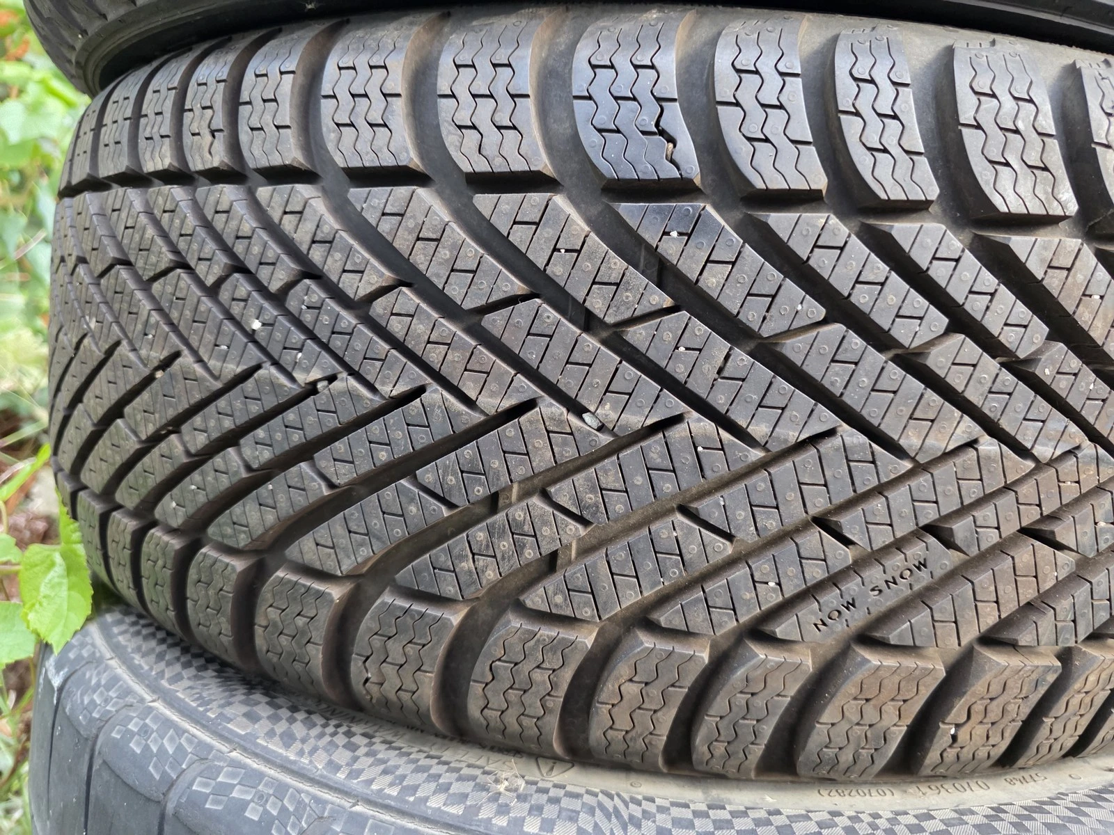 Гуми Зимни 215/50R17, снимка 4 - Гуми и джанти - 56723734