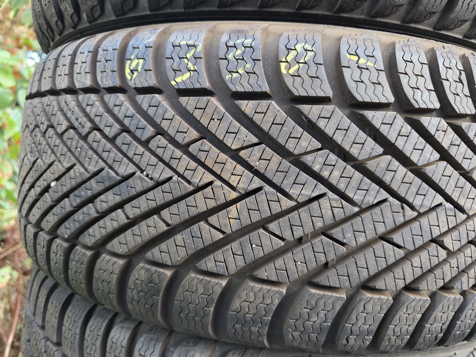 Гуми Зимни 215/50R17, снимка 3 - Гуми и джанти - 56723734