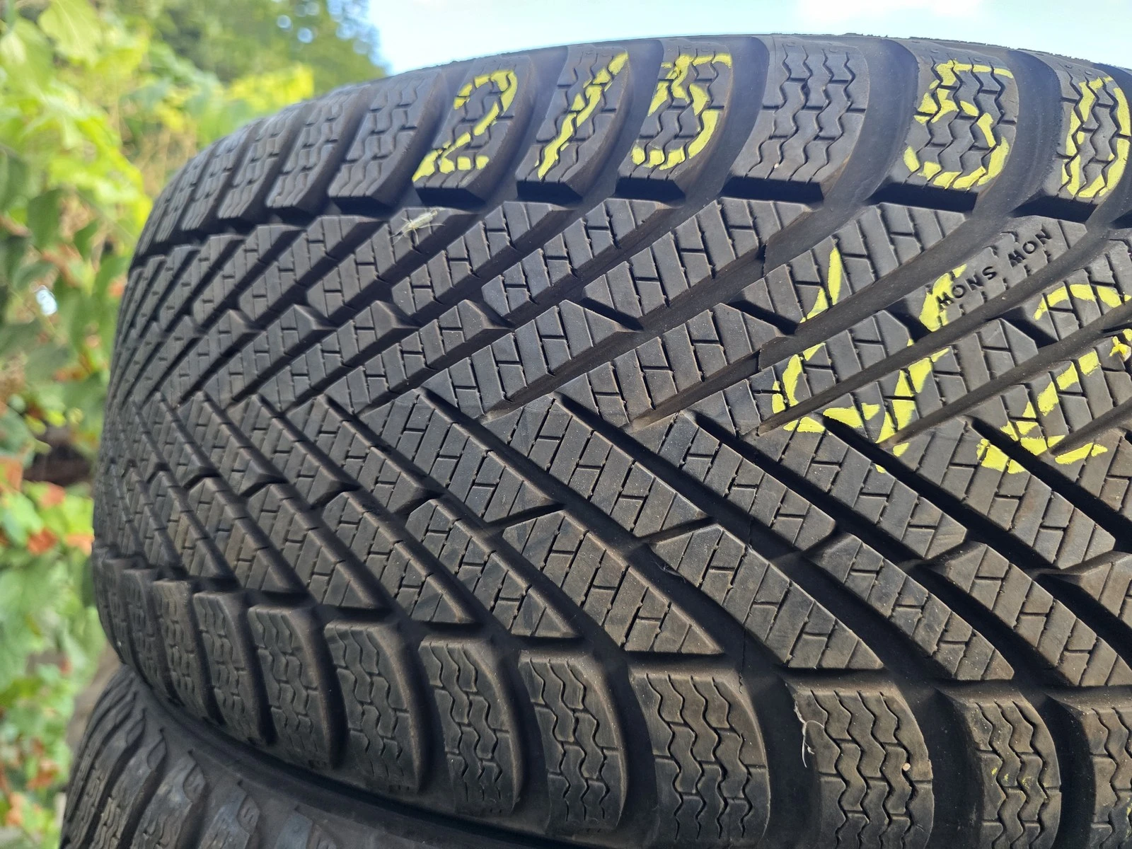 Гуми Зимни 215/50R17