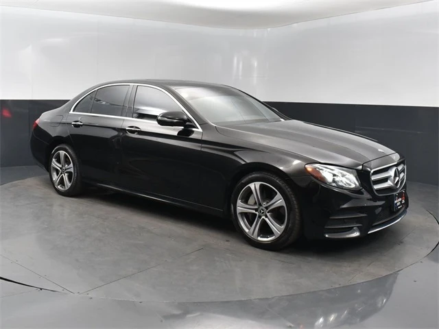 Mercedes-Benz E 350 4MATIC Sedan * CARFAX * * АВТО КРЕДИТ* , снимка 1 - Автомобили и джипове - 49527661