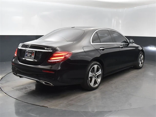 Mercedes-Benz E 350 4MATIC Sedan * CARFAX * * АВТО КРЕДИТ* , снимка 3 - Автомобили и джипове - 49527661