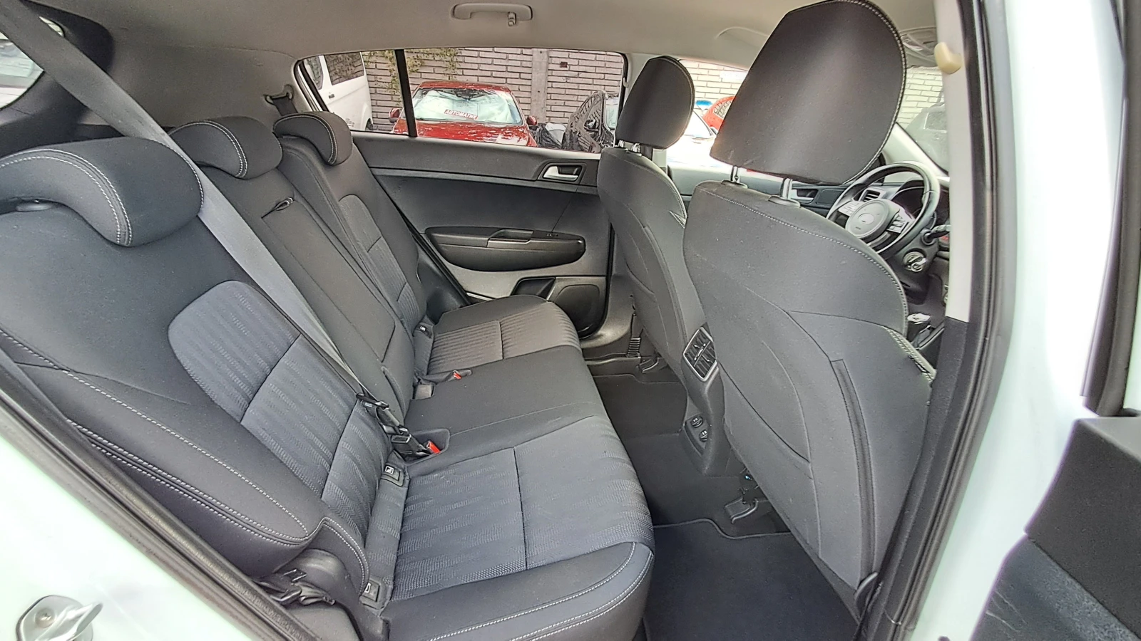 Kia Sportage 1.6D-HYBRIDE РЕАЛ КМ ИЗКЛЮЧИТЕЛЕН СЕРВИ КНИЖ УНИКТ, снимка 15 - Автомобили и джипове - 39599484