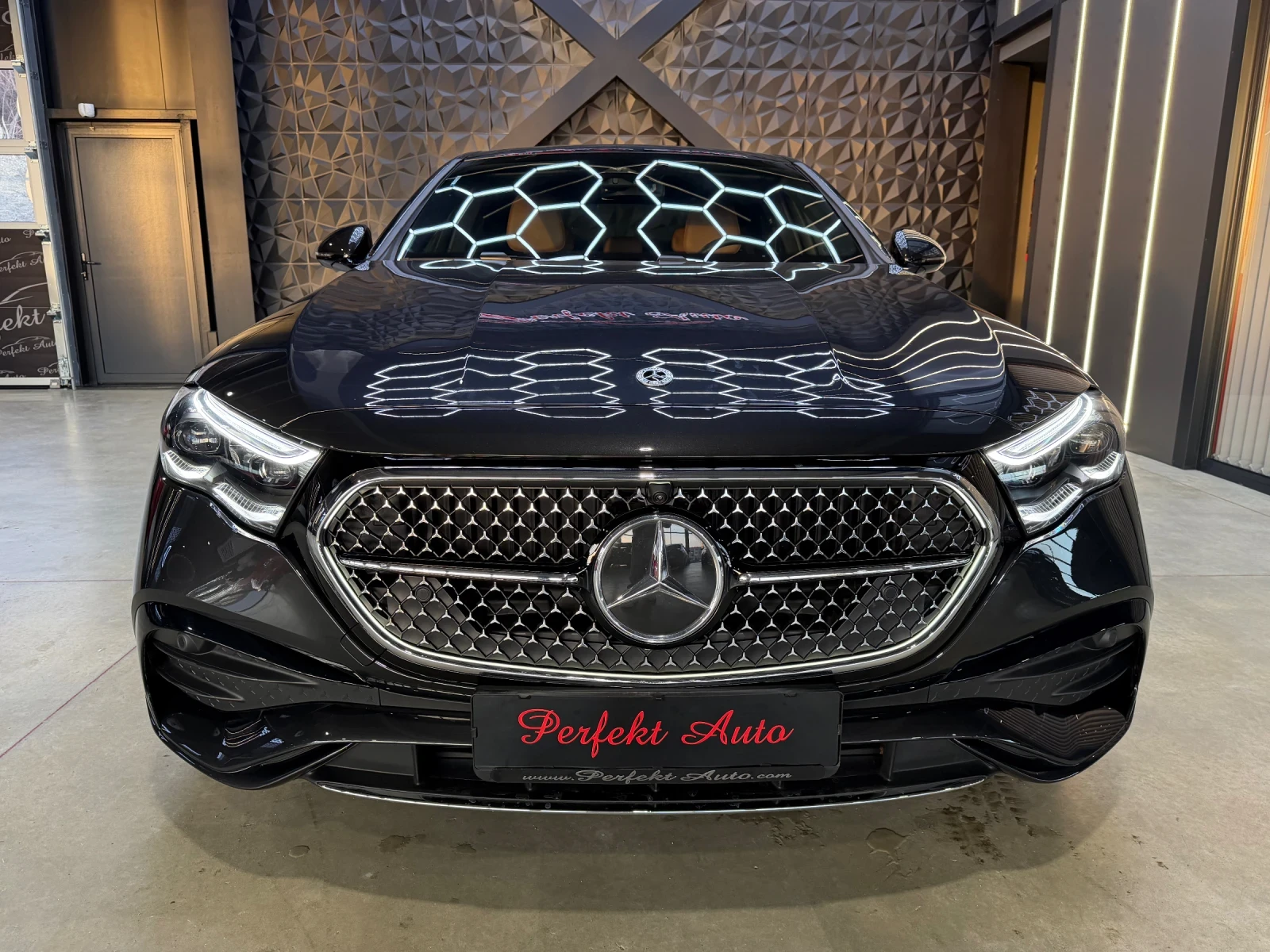 Mercedes-Benz E 220 d 4 MATIC * FULL Екстри * BURMESTER * Панорама * , снимка 2 - Автомобили и джипове - 53889873