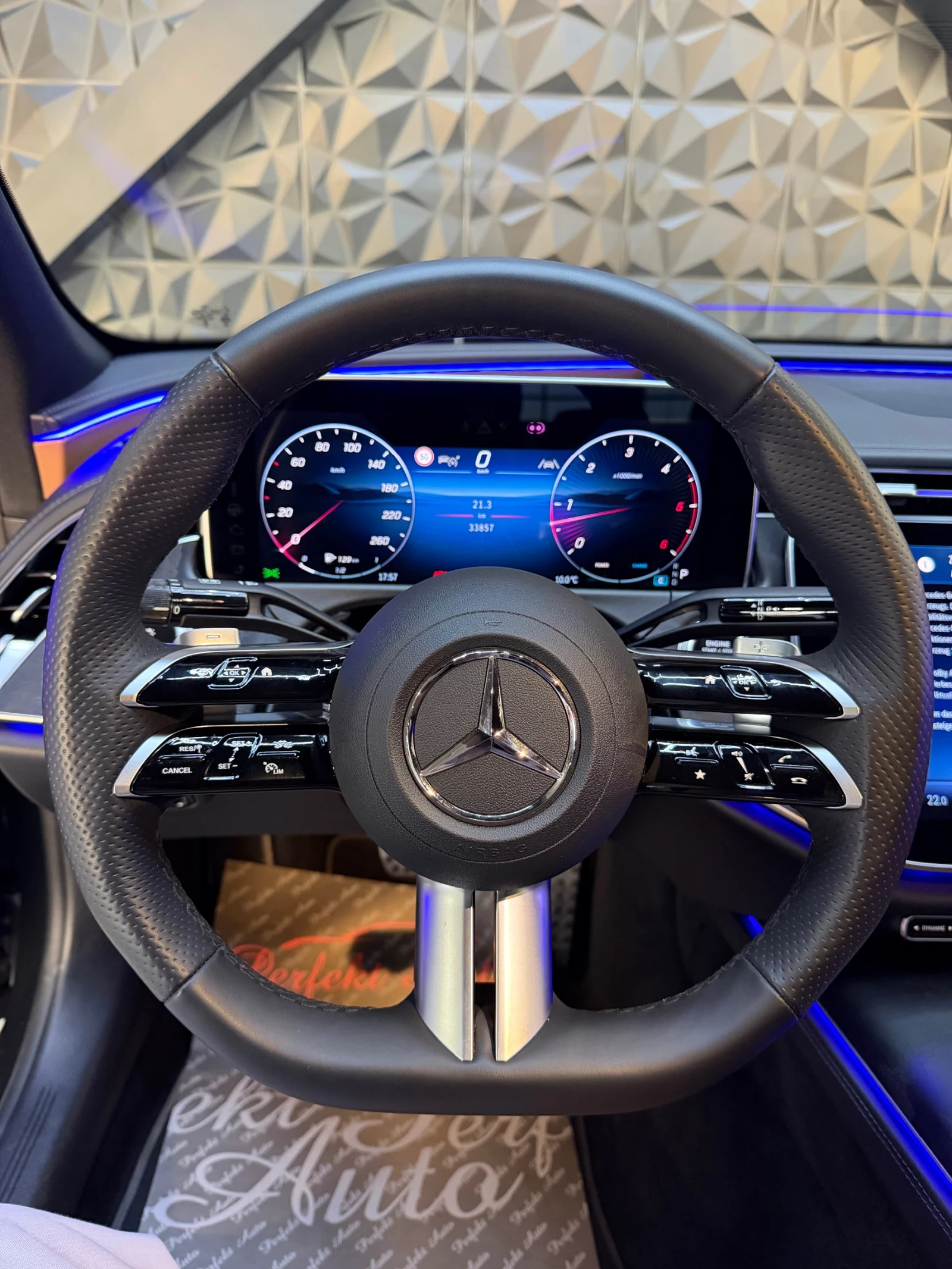 Mercedes-Benz E 220 d 4 MATIC * FULL Екстри * BURMESTER * Панорама * , снимка 9 - Автомобили и джипове - 53889873