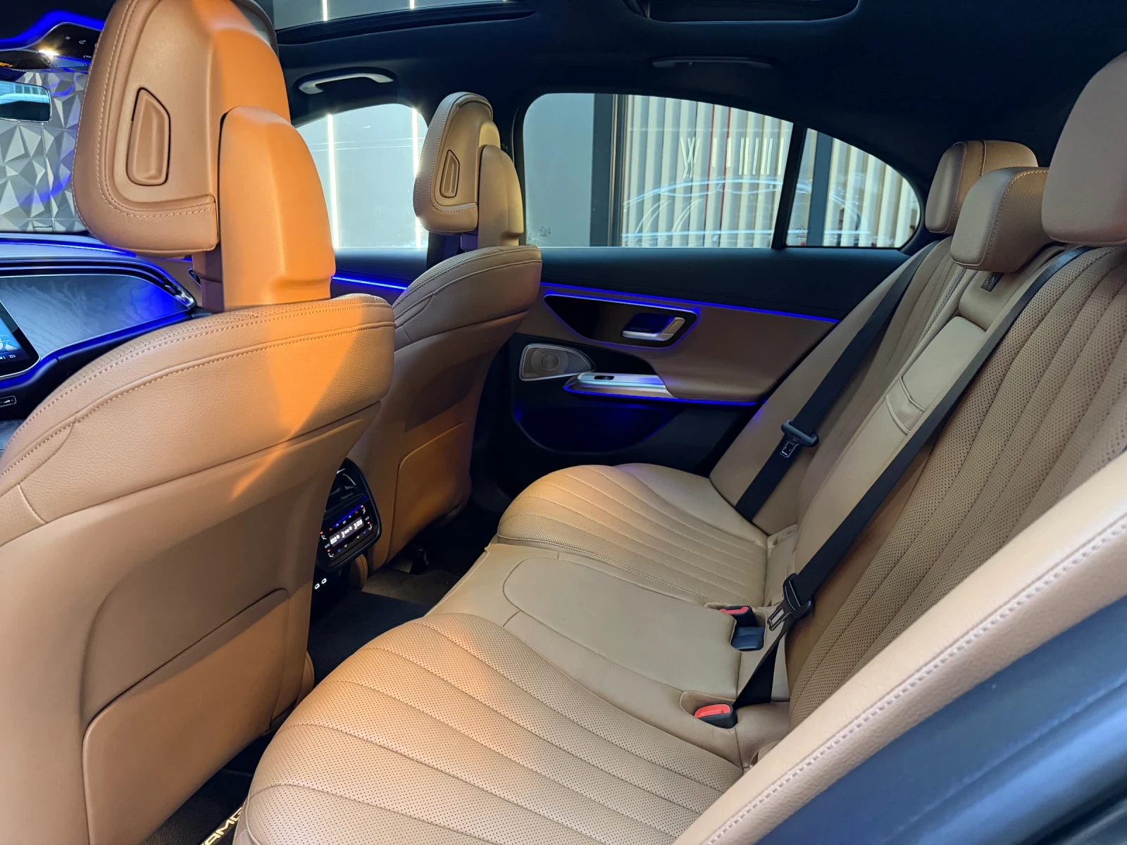 Mercedes-Benz E 220 d 4 MATIC * FULL Екстри * BURMESTER * Панорама * , снимка 4 - Автомобили и джипове - 53889873