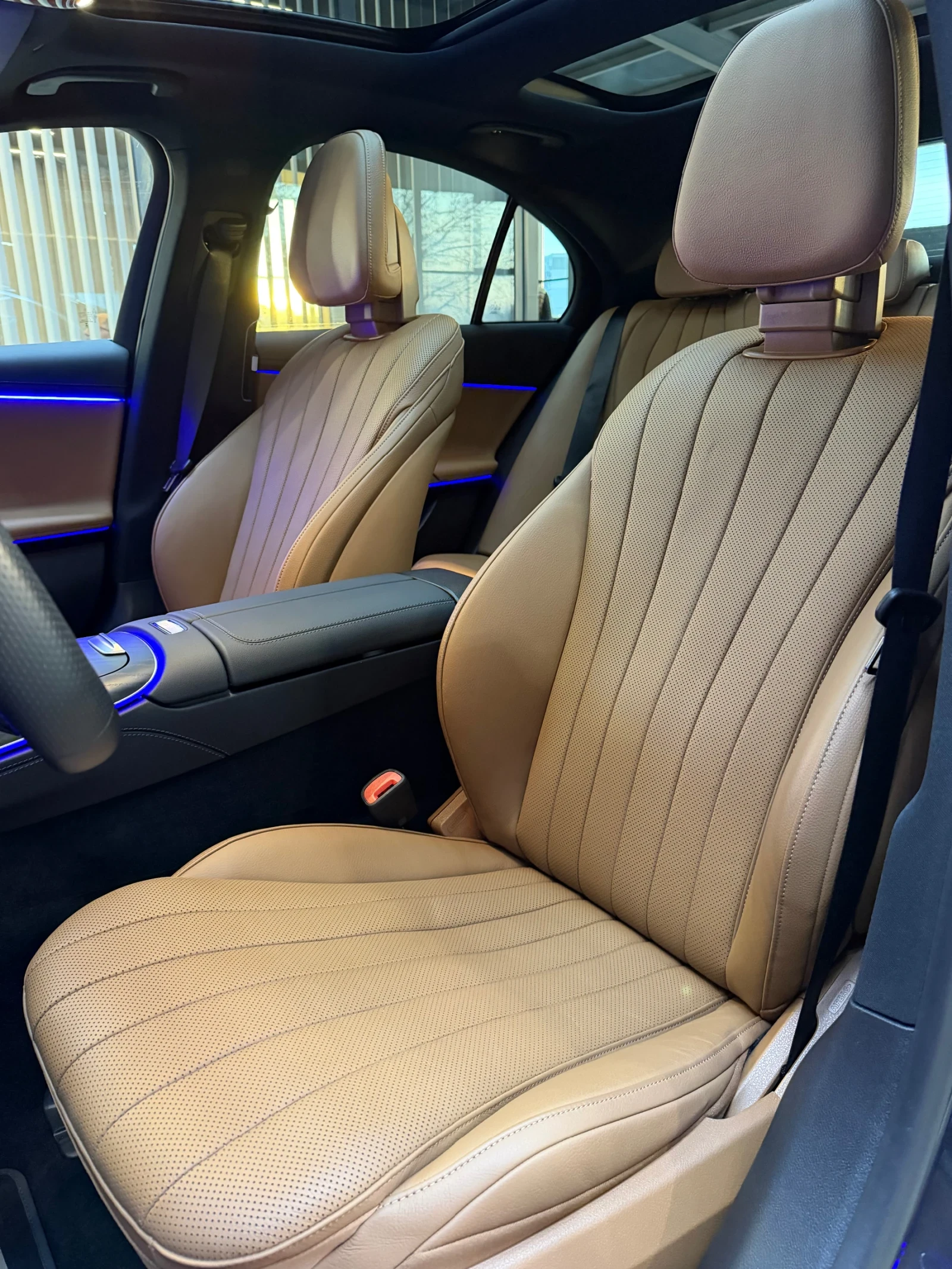 Mercedes-Benz E 220 d 4 MATIC * FULL Екстри * BURMESTER * Панорама * , снимка 13 - Автомобили и джипове - 53889873