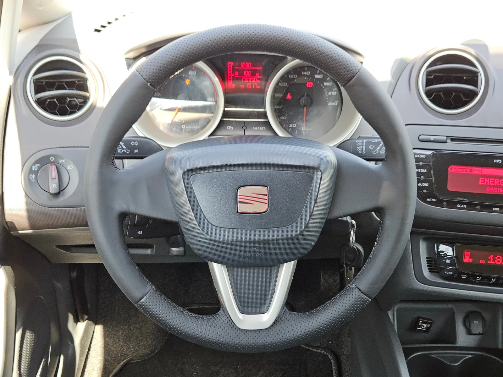 Seat Ibiza 1.4I/GPL/85k.c/КЛИМАТРОНИК/БЛУТУТ/EURO 4/ТОП, снимка 11 - Автомобили и джипове - 55023026
