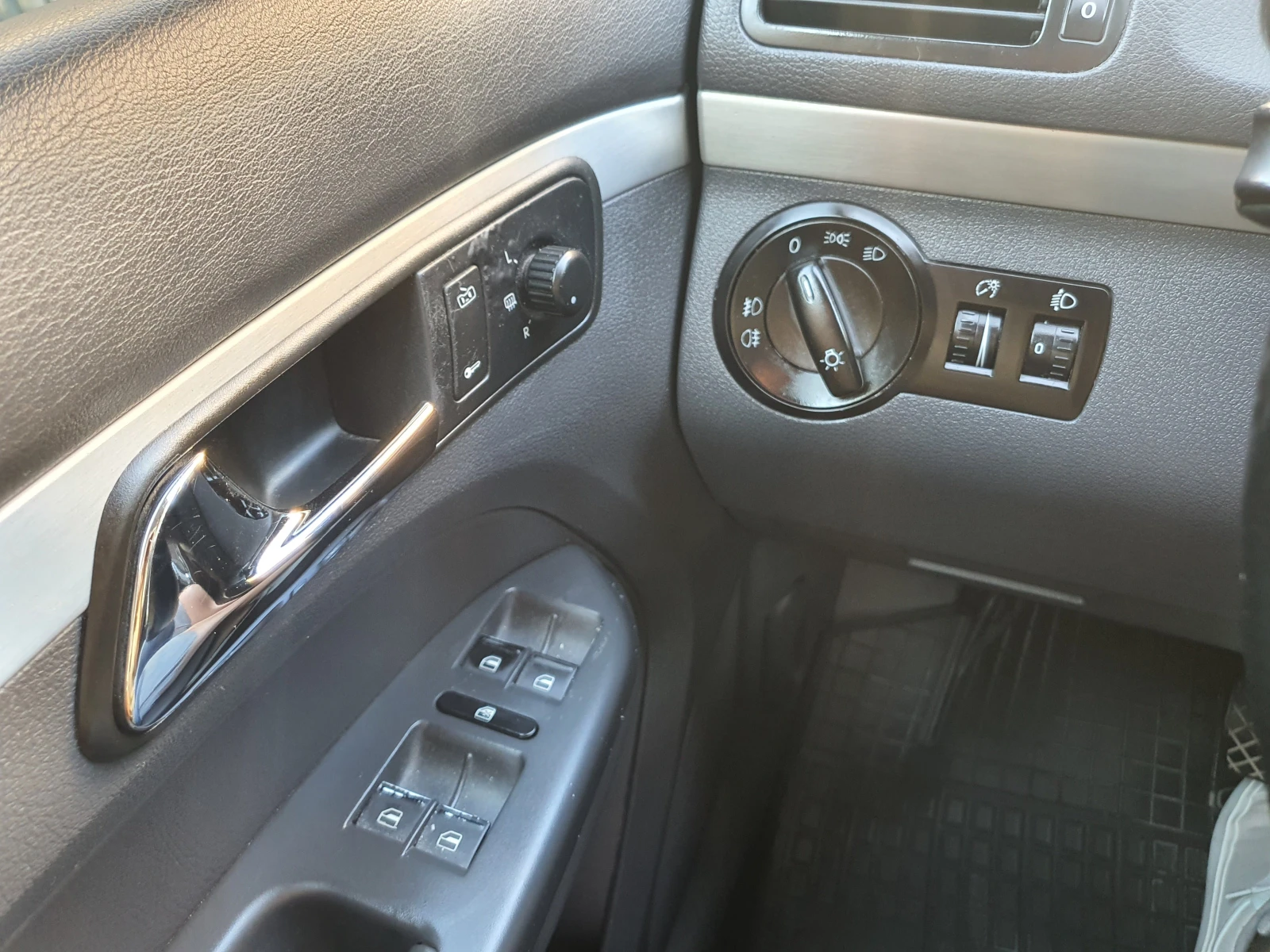 VW Touran 2.0 TDI (8V / BMM), снимка 5 - Автомобили и джипове - 55660188