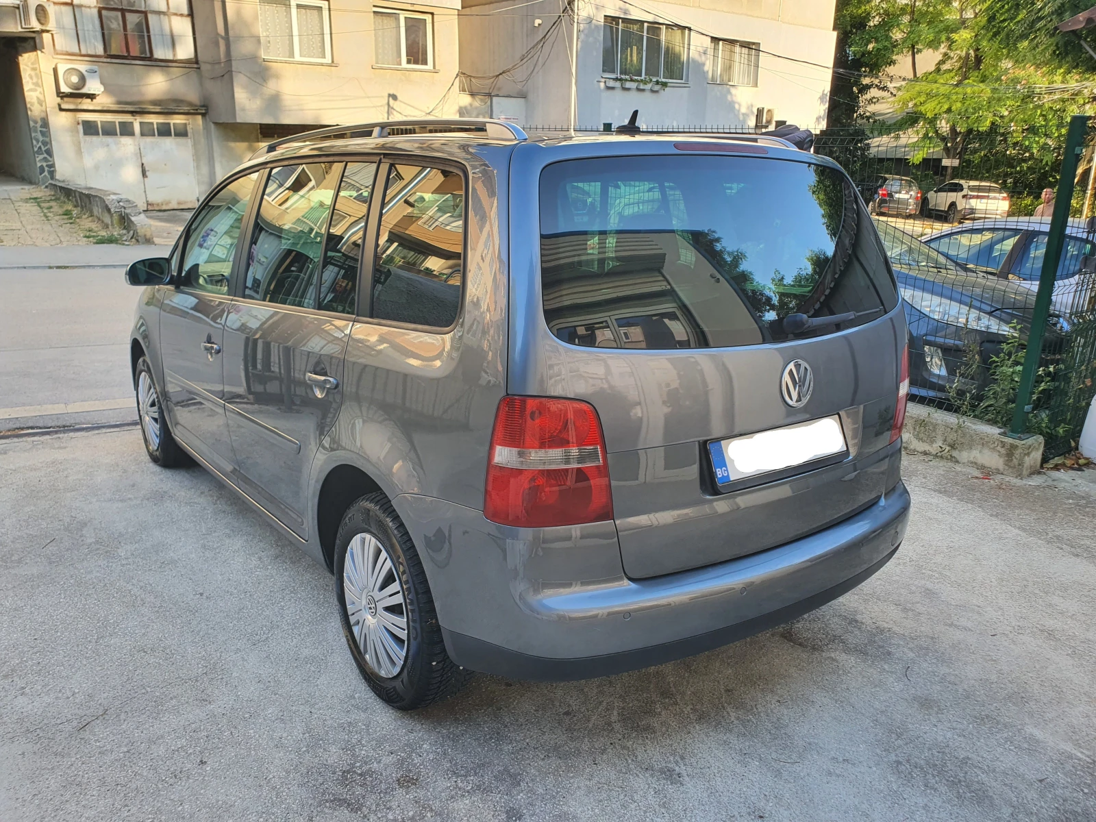 VW Touran 2.0 TDI (8V / BMM), снимка 9 - Автомобили и джипове - 55660188