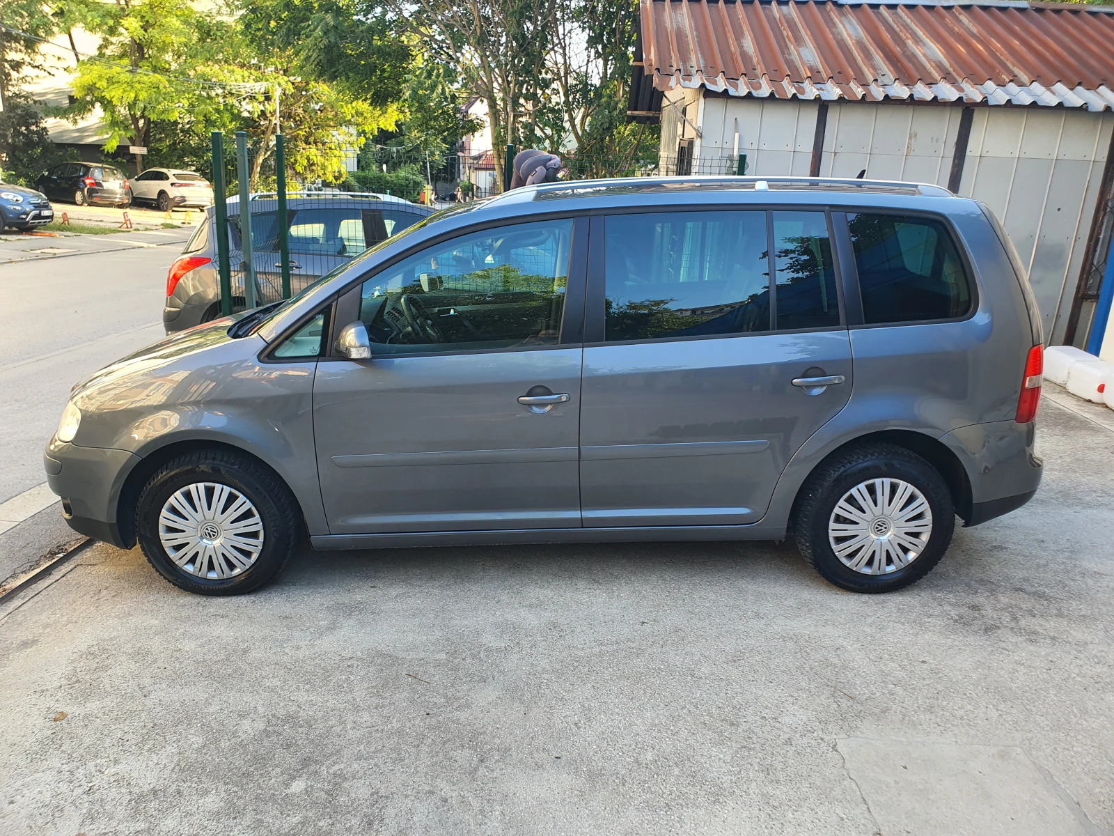 VW Touran 2.0 TDI (8V / BMM), снимка 8 - Автомобили и джипове - 55660188
