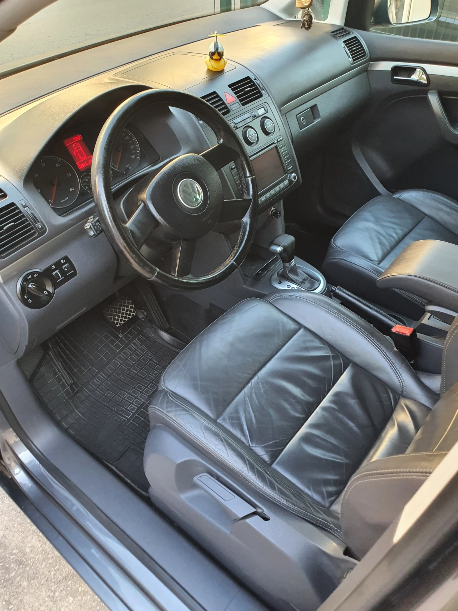 VW Touran 2.0 TDI (8V / BMM), снимка 14 - Автомобили и джипове - 55660188