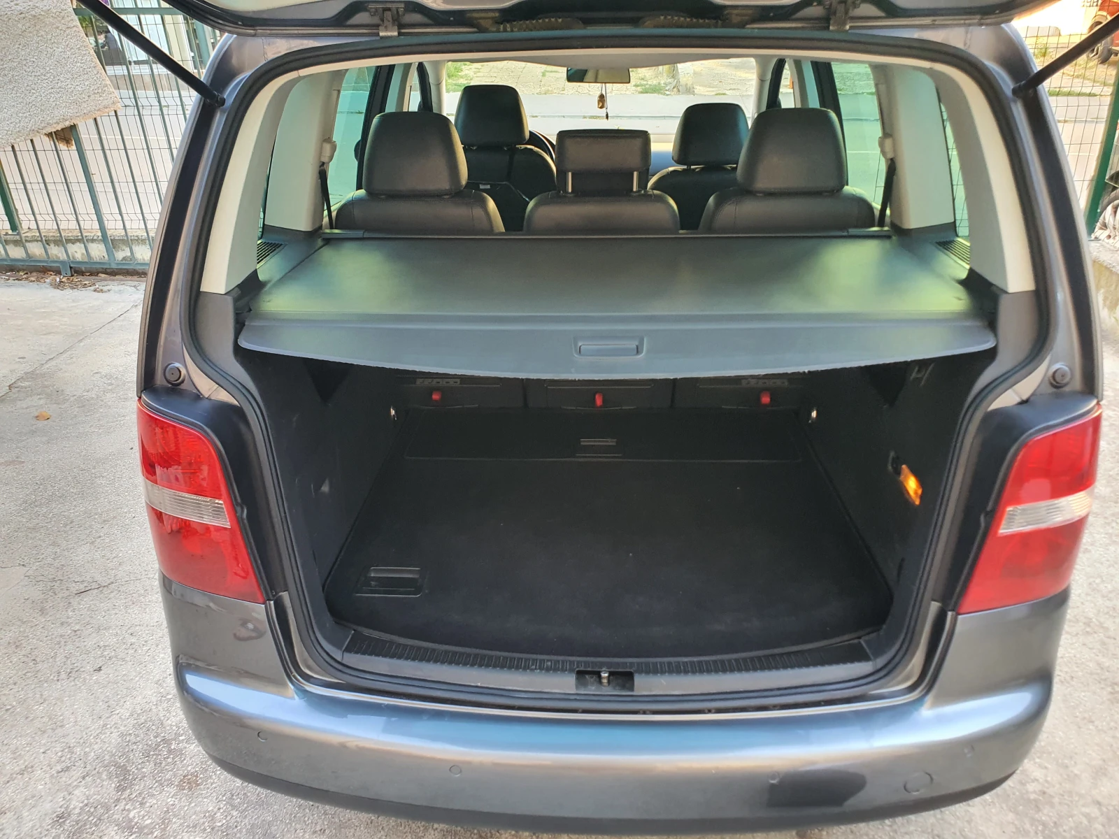 VW Touran 2.0 TDI (8V / BMM), снимка 11 - Автомобили и джипове - 55660188
