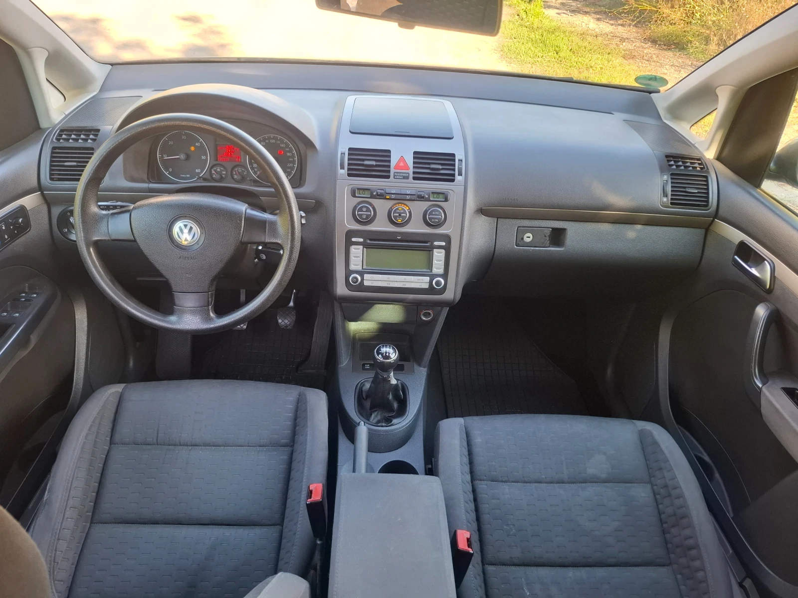 VW Touran 1.9tdi 105 коня 6+ 1, снимка 10 - Автомобили и джипове - 56087386