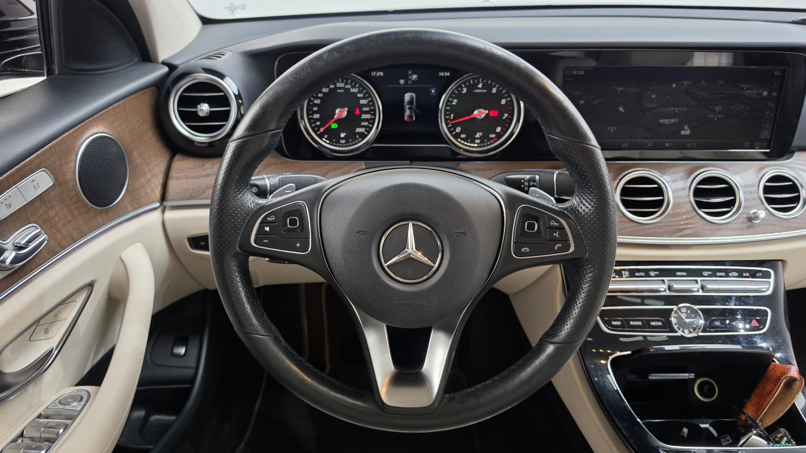 Mercedes-Benz E 300, снимка 13 - Автомобили и джипове - 56646725