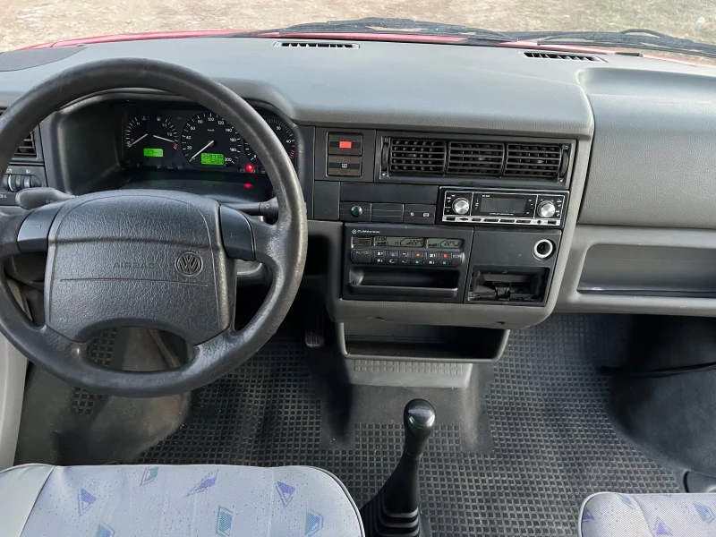 VW Caravelle 2.5TDi 102 кс Климатроник, снимка 11 - Бусове и автобуси - 49020081