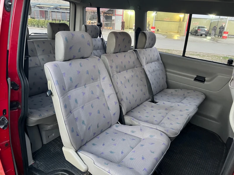 VW Caravelle 2.5TDi 102 кс Климатроник, снимка 9 - Бусове и автобуси - 49020081