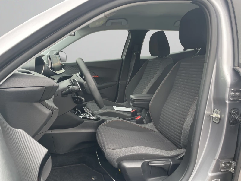 Peugeot 2008 Active pack 1.2 130 hp EAT8, снимка 9 - Автомобили и джипове - 52413237