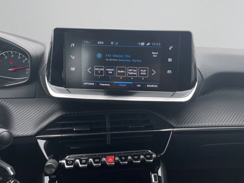 Peugeot 2008 Active pack 1.2 130 hp EAT8, снимка 14 - Автомобили и джипове - 52413237