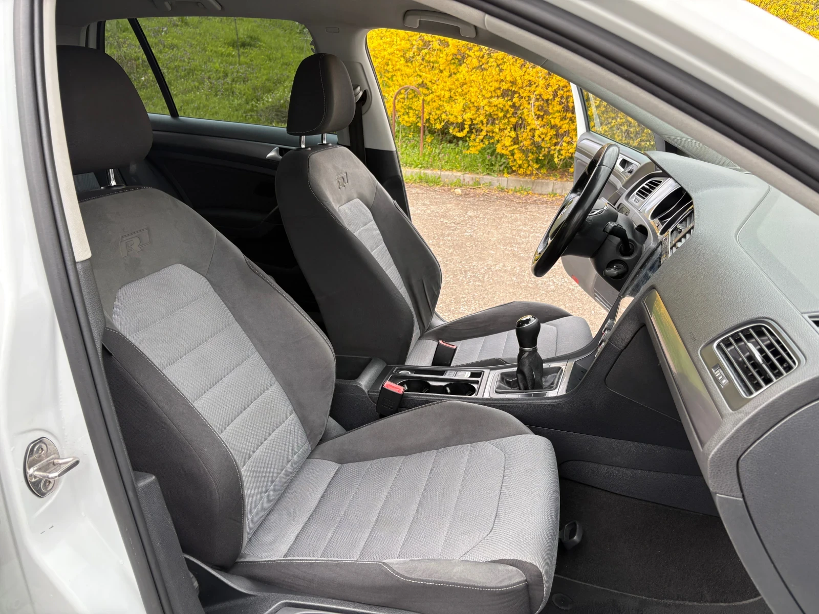 VW Golf 1.6TDI R-Line, снимка 9 - Автомобили и джипове - 54175856