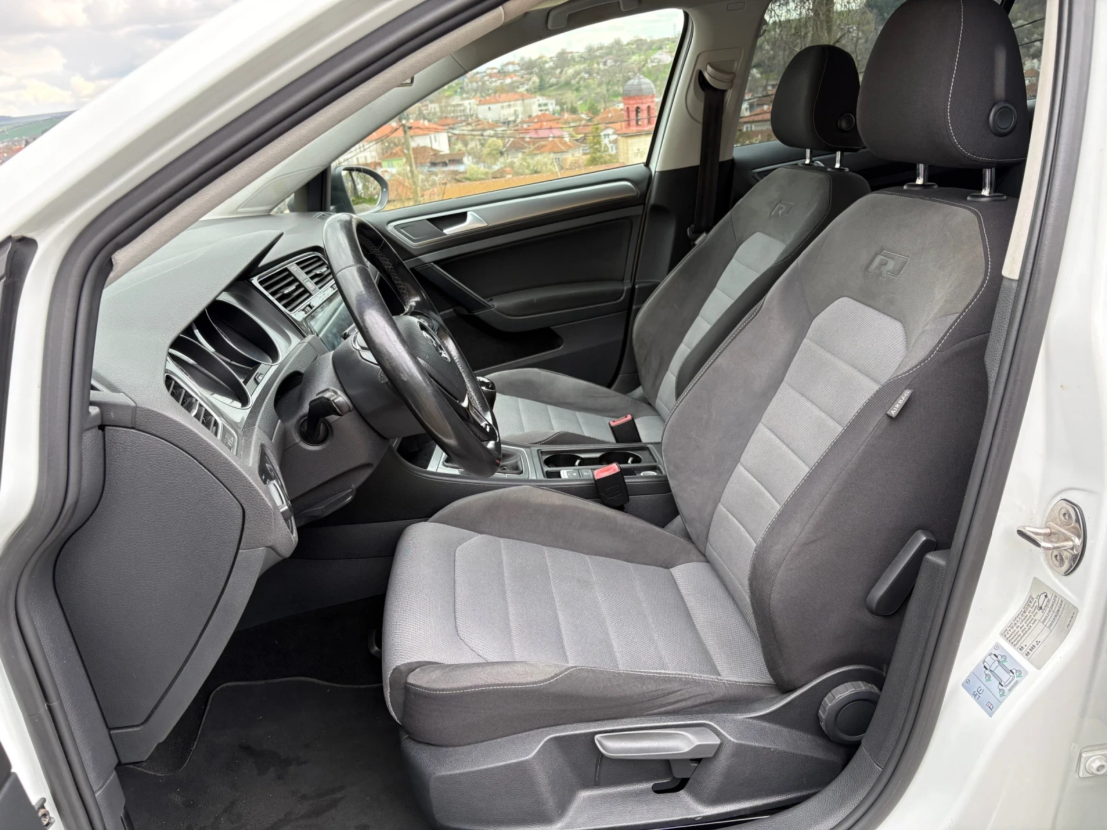 VW Golf 1.6TDI R-Line, снимка 8 - Автомобили и джипове - 54175856